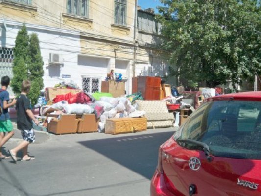 Românii îndatoraţi vor fi aruncaţi în stradă! Băncile, libere să-şi facă de cap
